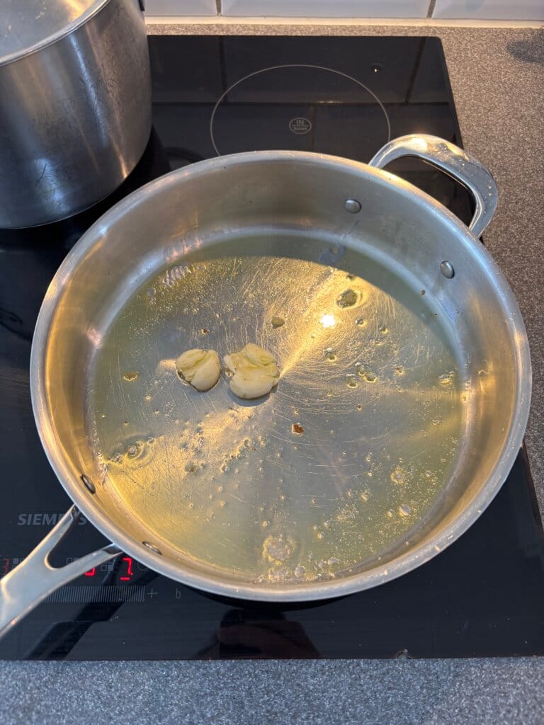 Krämig italiensk gnocchi i tomatsås med parmesan och basilika