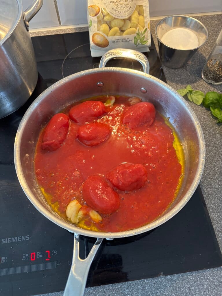 Italiensk gnocchi i krämig tomatsås med parmesan