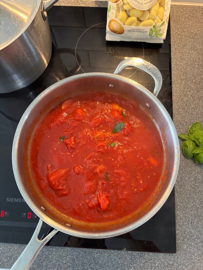 Krämig gnocchi i italiensk tomatsås med färsk basilika