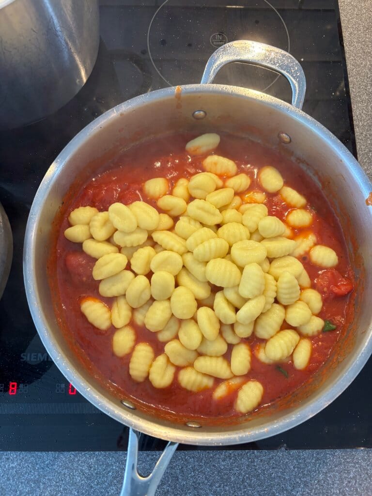 Krämig italiensk gnocchi i tomatsås serverad med parmesan