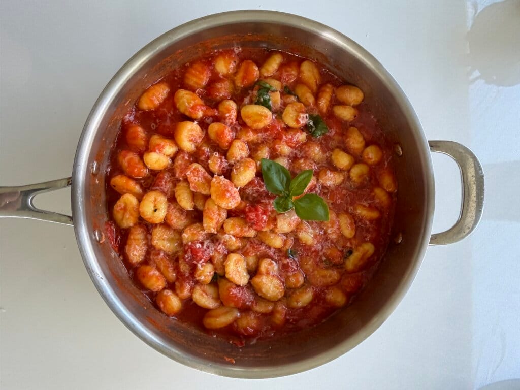 Gnocchi med tomatsås och parmesn - en italiensk klassiker - recept från italienskdeli.se