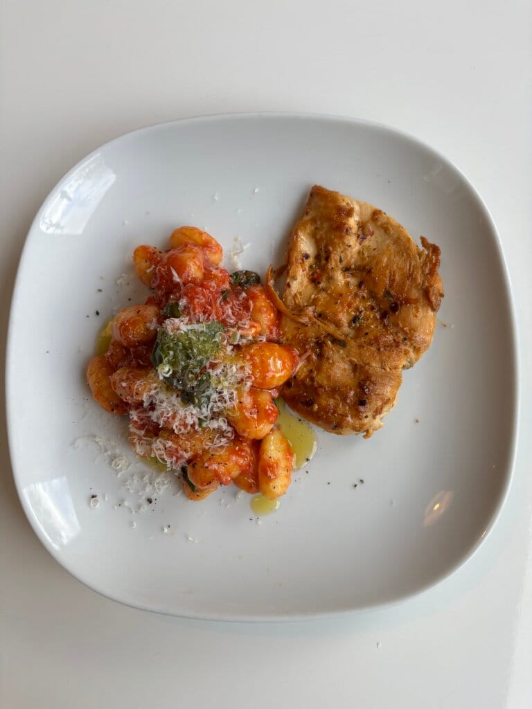 Italiensk gnocchi i tomatsås med parmesan och basilika