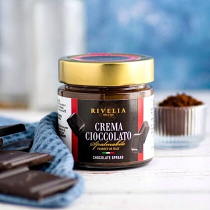 RIVELIA Chocolate Spread 240 g är en lyxig italiensk chokladkräm med djup chokladsmak och hasselnöt. Krämig, hantverksmässigt tillverkad och perfekt till dessert, kaffe och frukost.